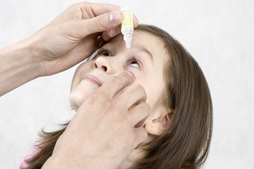 Постоянно липкие глаза: эти процедуры помогут вашему ребенку