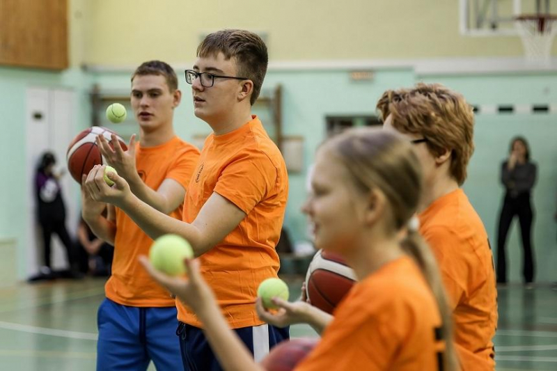 Чемпион России по баскетболу провел урок для особых ребят