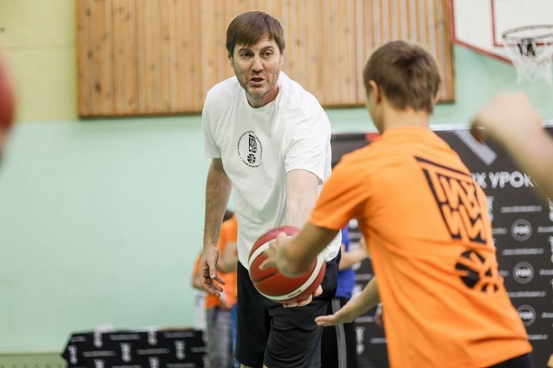 Чемпион России по баскетболу провел урок для особых ребят