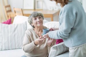 Почему стоит нанять сиделку чтобы получать помощь по уходу за пожилыми людьми