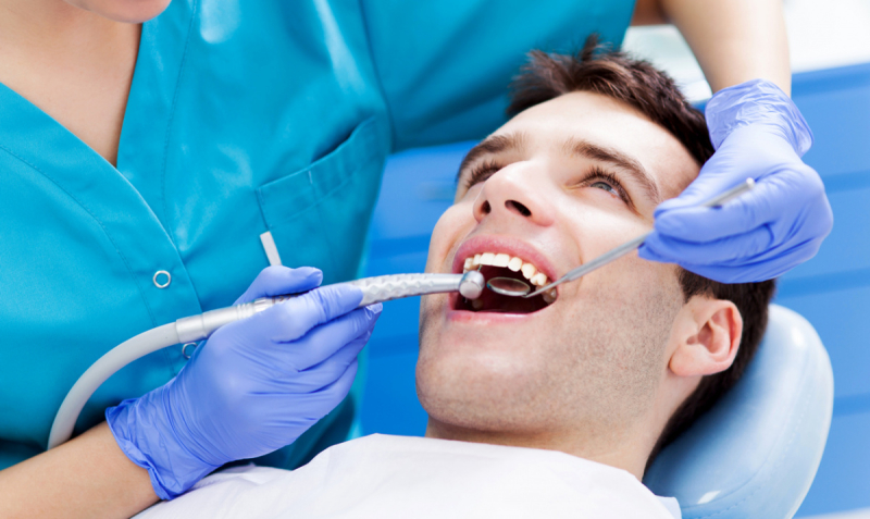 Болит зуб, идти ли сразу к стоматологу?