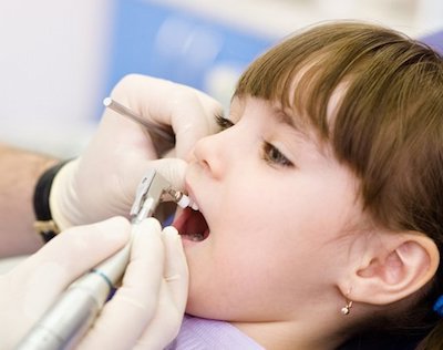 Улыбка-сияние: Важность и процесс чистки зубов у детей