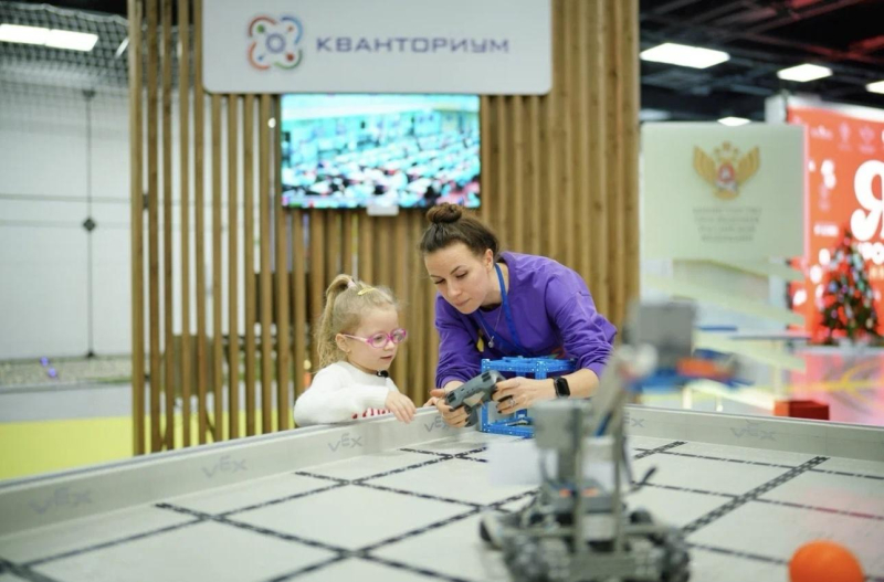 Министр просвещения РФ исполнил мечты детей в рамках проекта «Елка желаний»