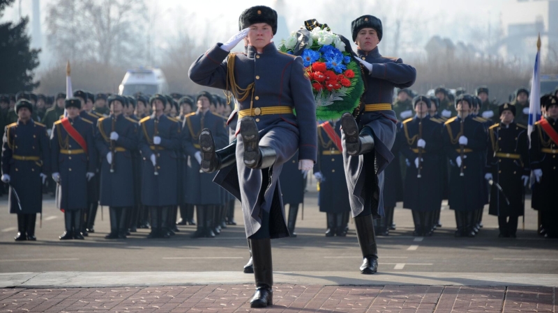 Из бумаги, текстиля, пластика: поделки в детсад и школу на 23 февраля